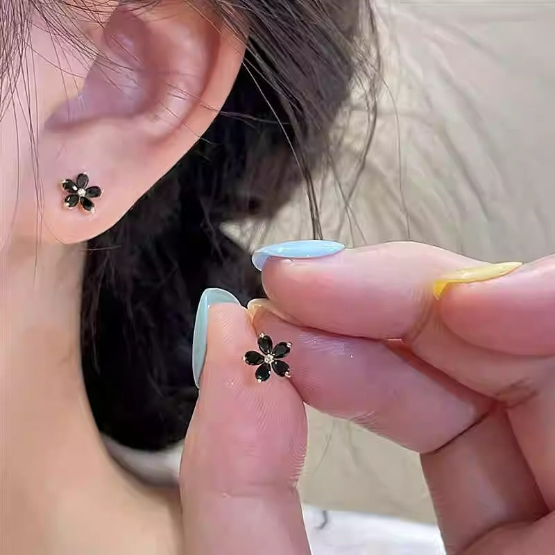 Anting Stud Bunga Hitam Wanita – Desain Unik Elegan, Model 2025 Mini & Mewah perhiasandirect