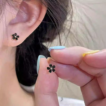 Anting Stud Bunga Hitam Wanita – Desain Unik Elegan, Model 2025 Mini & Mewah perhiasandirect
