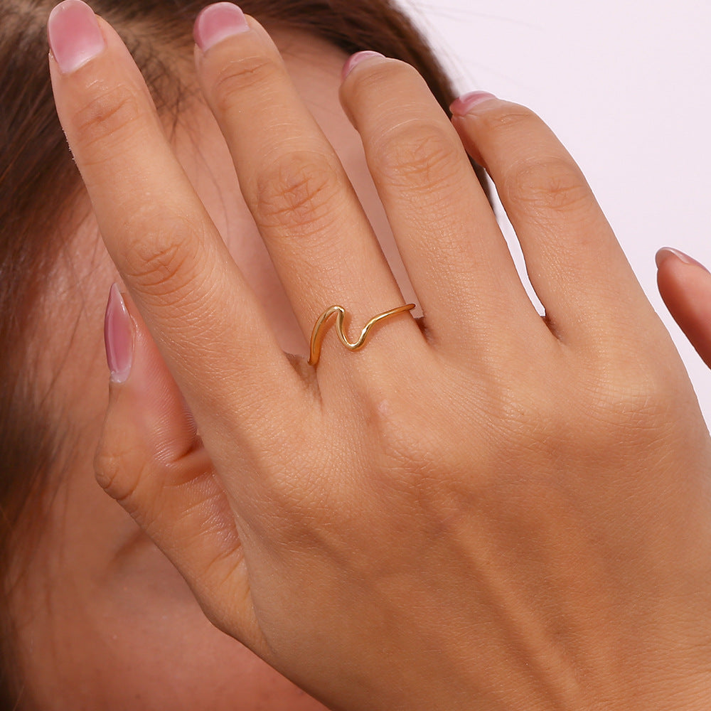 Cincin Gelombang Wanita Baja Titanium 18K Emas Elegan perhiasandirect