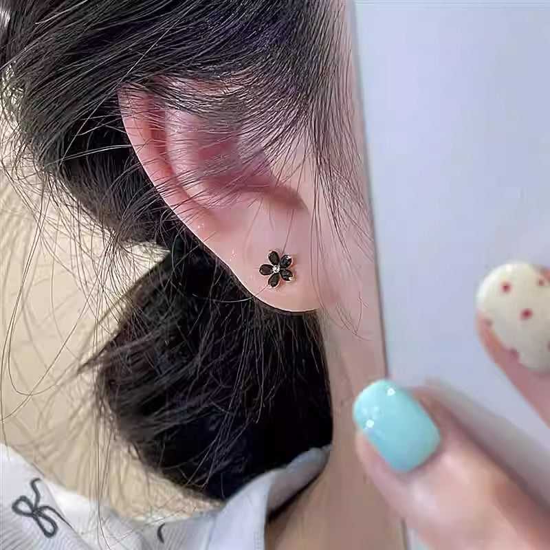 Anting Stud Bunga Hitam Wanita – Desain Unik Elegan, Model 2025 Mini & Mewah perhiasandirect