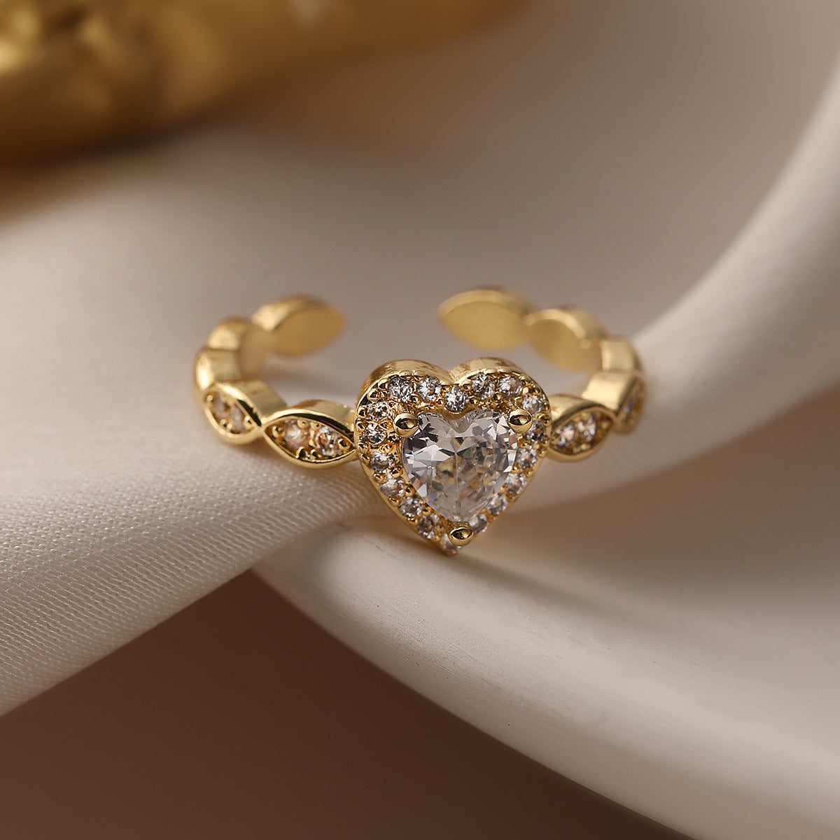 Cincin Terbuka Geometris Hati Berlapis Emas Asli – Perhiasan Tembaga Zirkon Gaya Minimalis & Elegan perhiasandirect