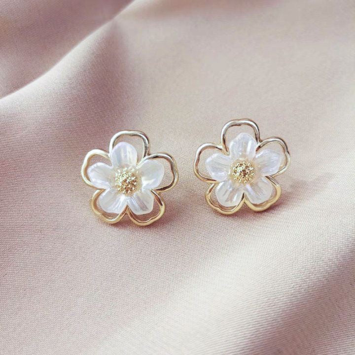 Anting Stud Bunga Camellia – Desain Kerang Elegan, Gaya Manis & Feminim untuk Wanita perhiasandirect