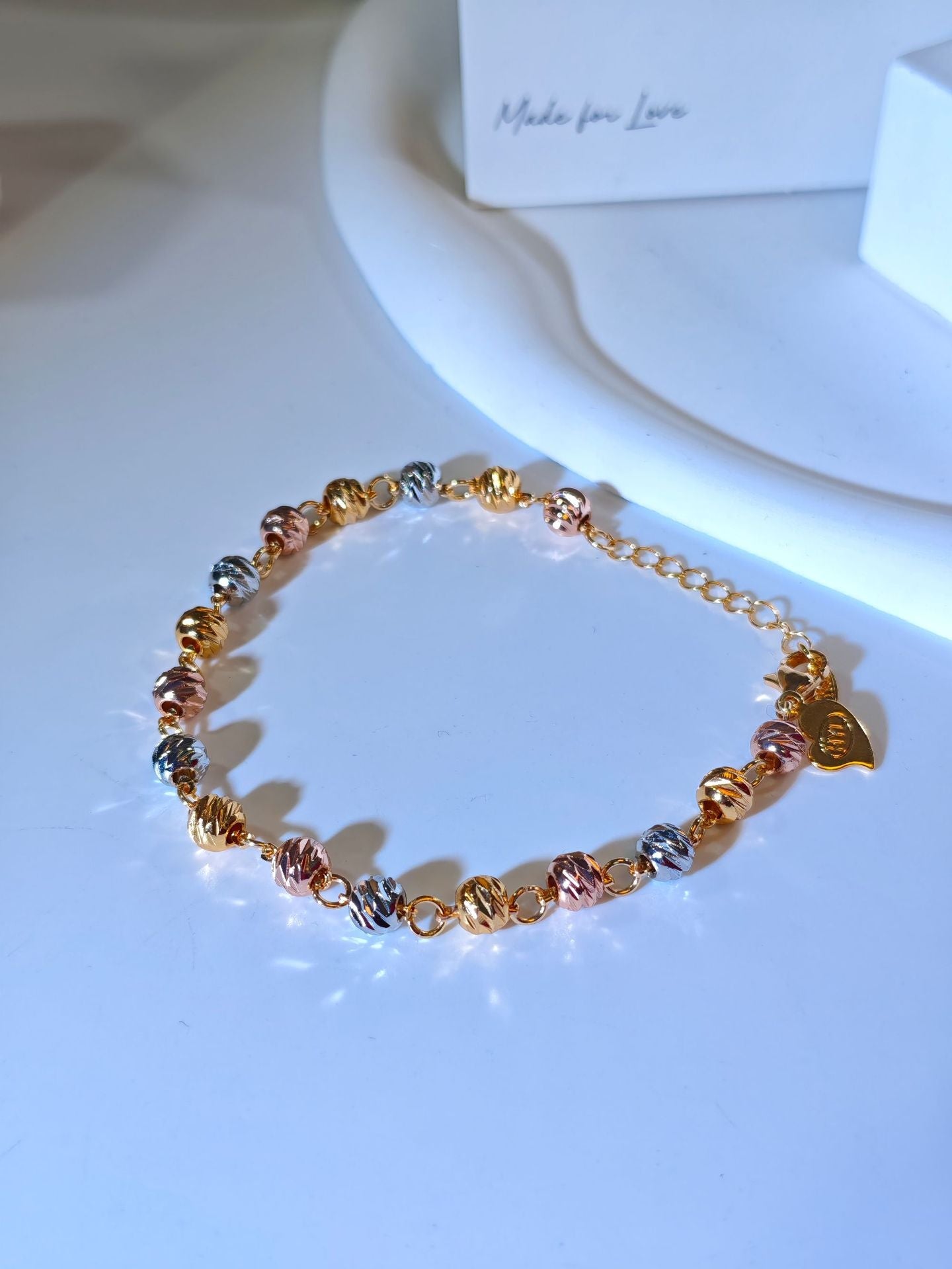 Gelang Manik Wanita Trendy – Desain Unik Tembaga Berlapis Emas | Model Beads Bentuk Pisau Lengkung, Stylish & Mudah Dipadukan perhiasandirect