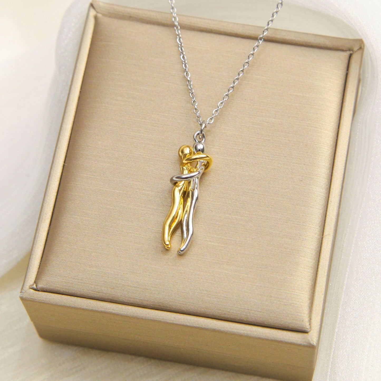 Kalung Pasangan Motif Pelukan dengan Liontin Bibir – Rantai O Titanium Steel, Desain Trendi & Populer perhiasandirect