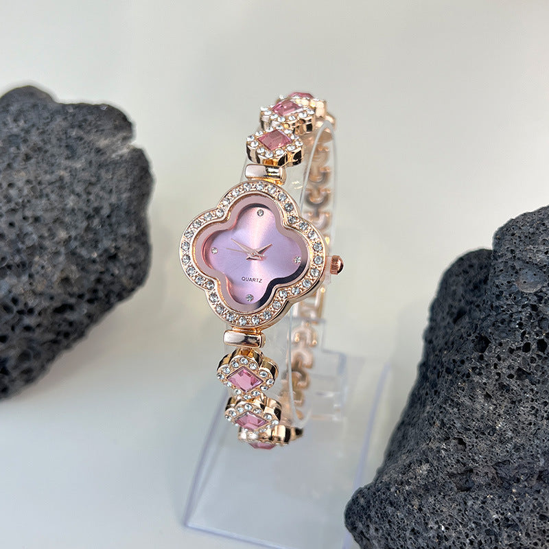 Jam Tangan Tali Rantai Wanita Clover Quartz Bunga Analog Model Keberuntungan Glamor Girly Modern Elegan Stylish - 我的商店