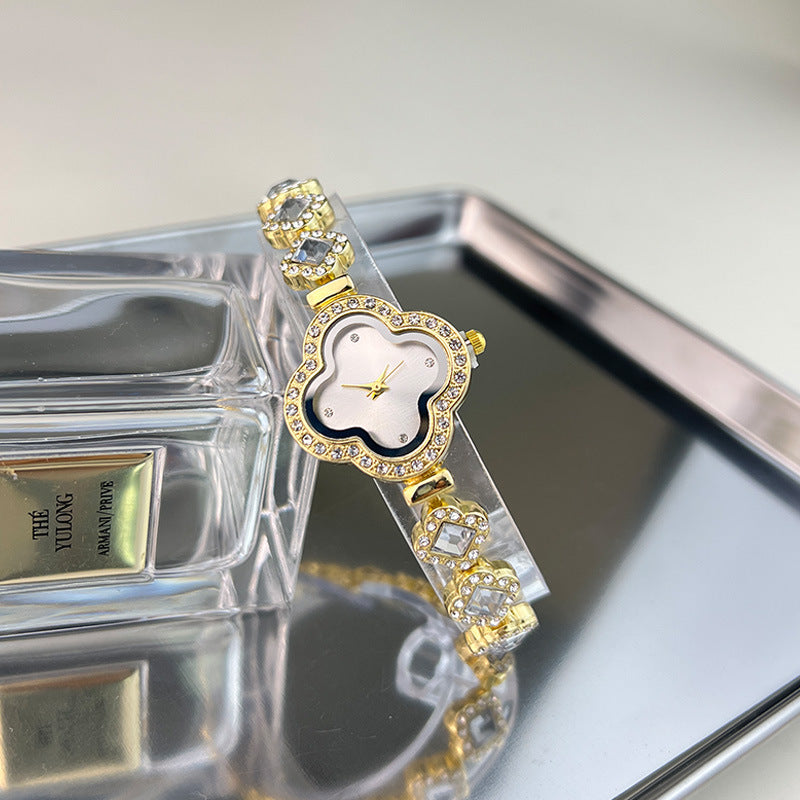 Jam Tangan Tali Rantai Wanita Clover Quartz Bunga Analog Model Keberuntungan Glamor Girly Modern Elegan Stylish - 我的商店