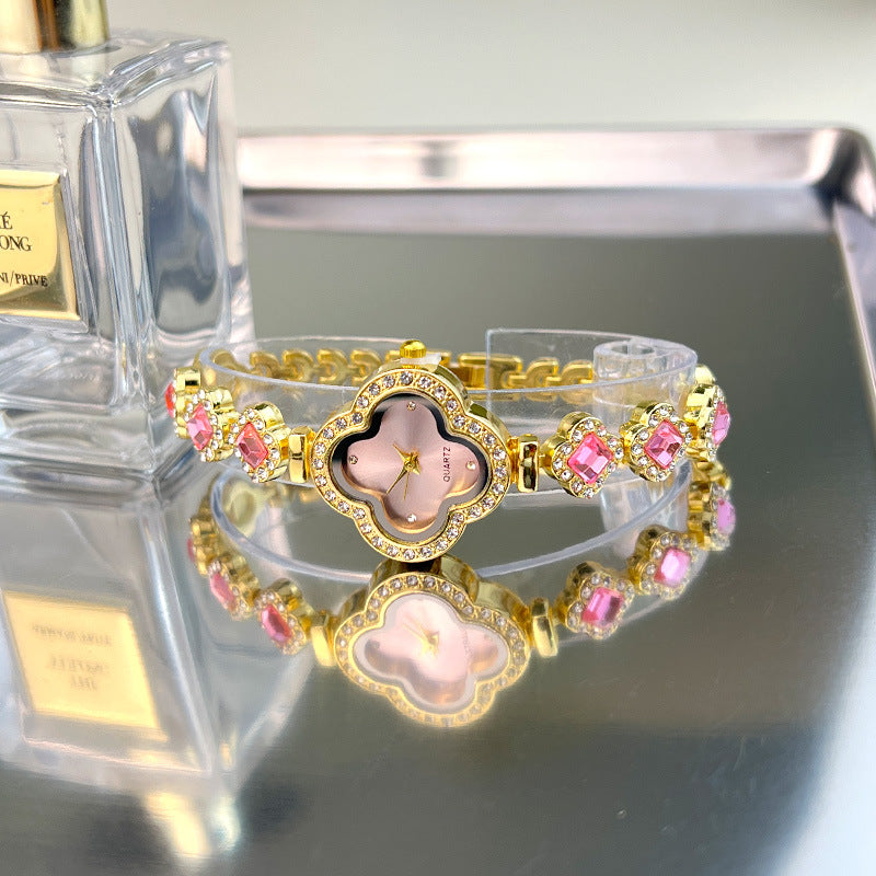 Jam Tangan Tali Rantai Wanita Clover Quartz Bunga Analog Model Keberuntungan Glamor Girly Modern Elegan Stylish - 我的商店