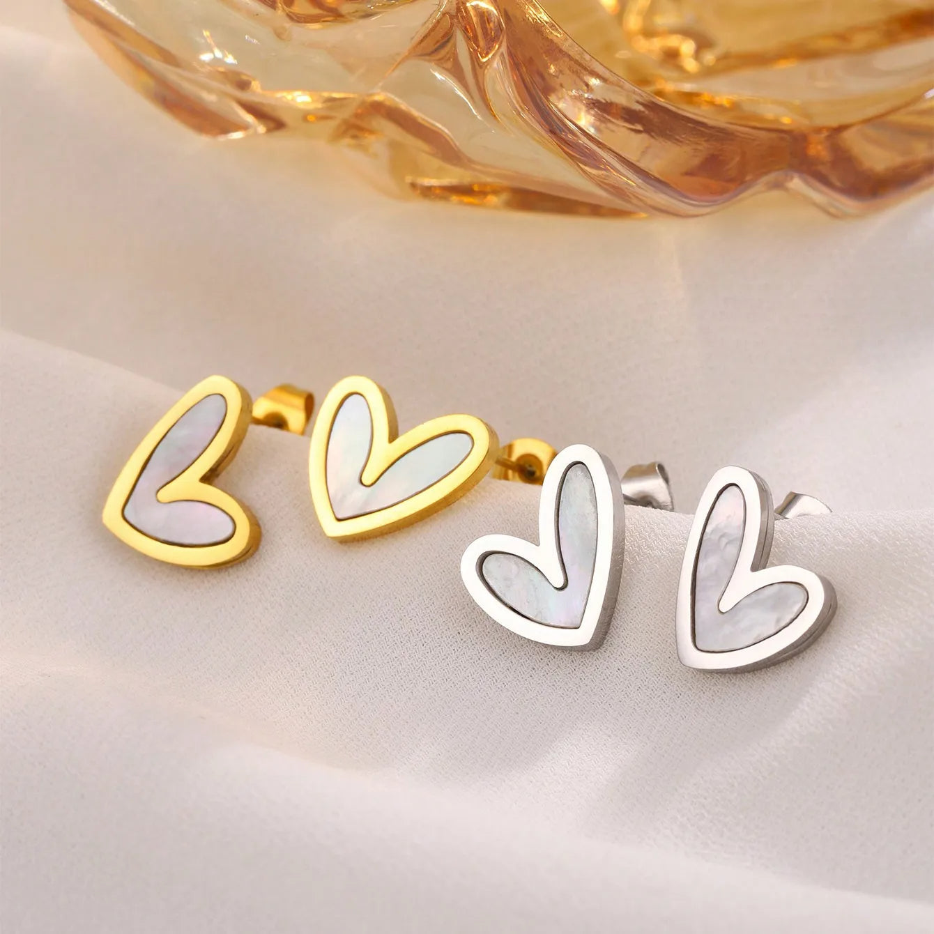 1 Pasang Anting Lucu Bentuk Hati – Cangkang & Emas 18K, Anti Karat perhiasandirect