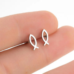 Anting Tusuk Ikan Stainless Steel  – Gaya Simple, Lapisan Emas 18K
