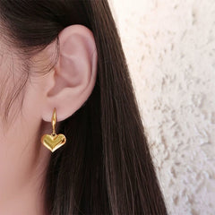 Anting hati dari bahan stainless tahan karat dengan kaitan tebal berbentuk hati persik mengilap
