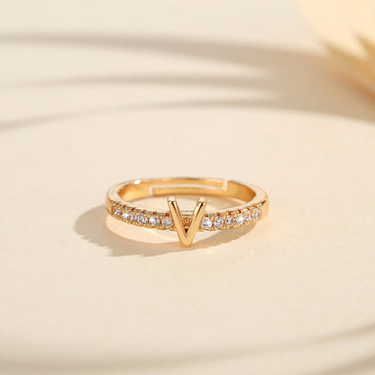 Cincin Kristal Huruf Wanita – Berlapis Emas, Bisa Disesuaikan & Elegan perhiasandirect