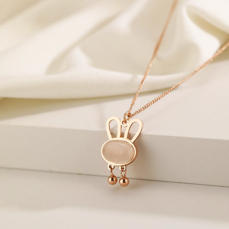 Kalung Kelinci Berlian Putih Wanita - Perhiasan Stainless Steel Elegan, Pendant Klasik dengan Rantai Emas, Grosir Harga Terbaik6