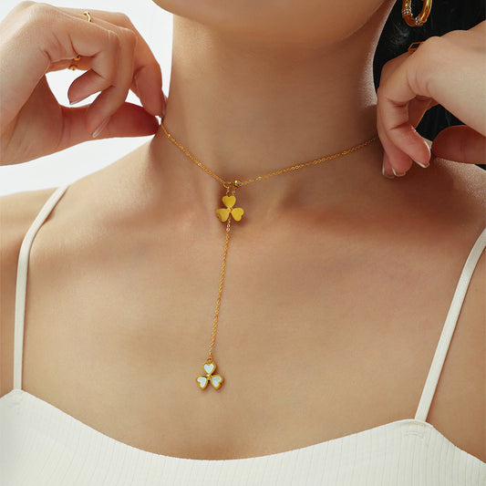 Kalung panjang bunga tiga daun cinta mutiara alami baja titanium mewah ringan berlapis emas 18K yang dapat ditarik keluar dan dapat disesuaikan1