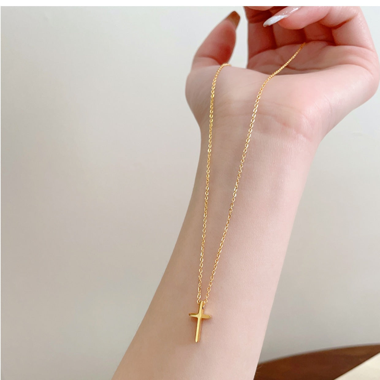 Kalung Wanita Salib Minimalis Lapis Emas 18K - Stainless Steel, Tidak Kusam, Elegan & Trendi! - 我的商店
