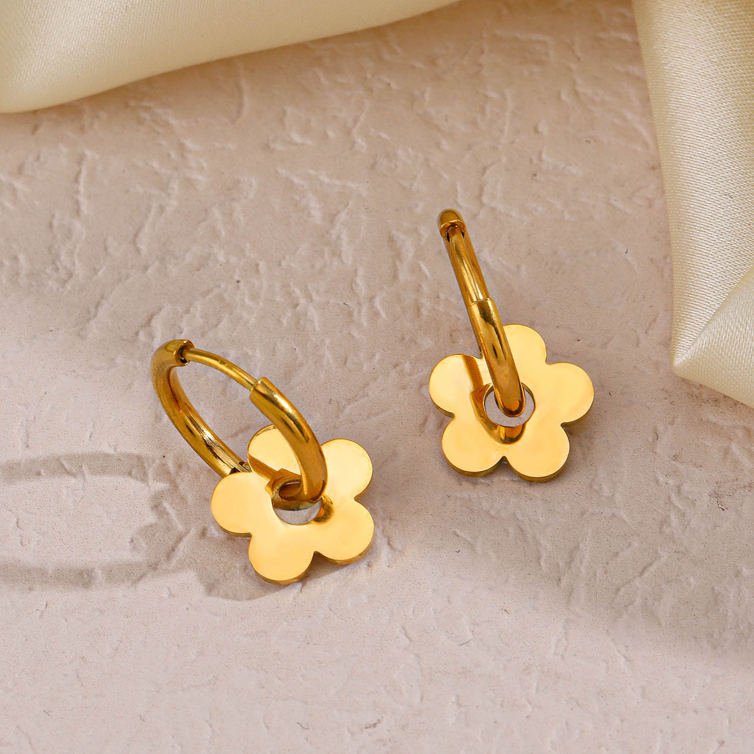 Anting Huggie Bunga Emas  – Stainless Steel Zirconia Kubik, Anting Stud Piercing Tulang Rawan 我的商店