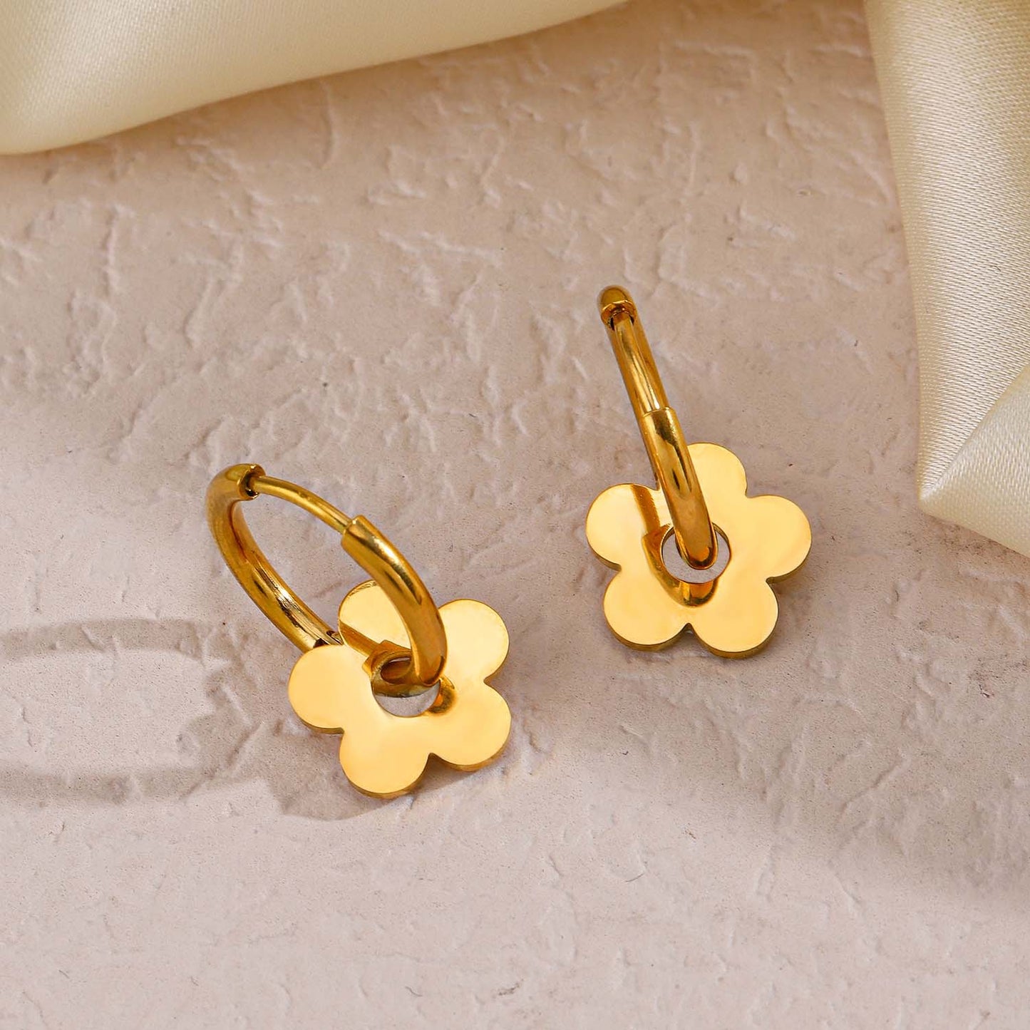 Anting Huggie Bunga Emas  – Stainless Steel Zirconia Kubik, Anting Stud Piercing Tulang Rawan 我的商店