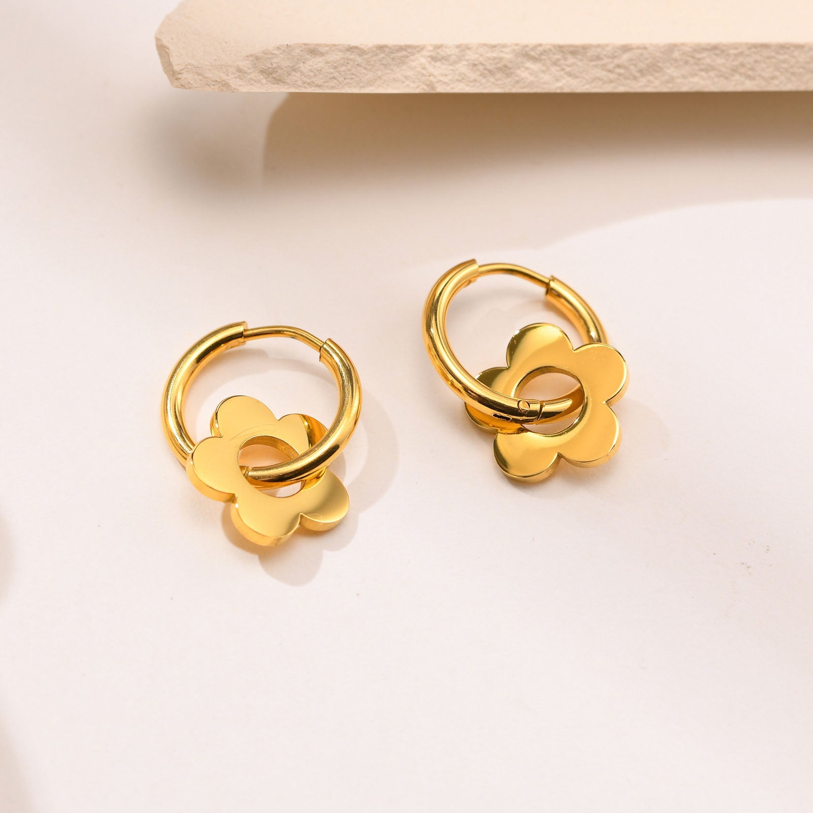 Anting Huggie Bunga Emas  – Stainless Steel Zirconia Kubik, Anting Stud Piercing Tulang Rawan 我的商店