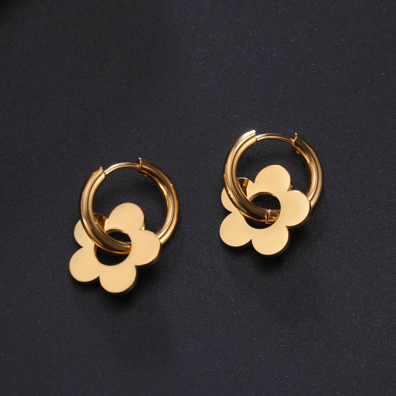 Anting Huggie Bunga Emas  – Stainless Steel Zirconia Kubik, Anting Stud Piercing Tulang Rawan 我的商店