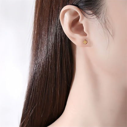 Anting titanium motif bunga pasir dan daun semanggi emas 18K, gaya Korea, aksesoris wanita elegan.