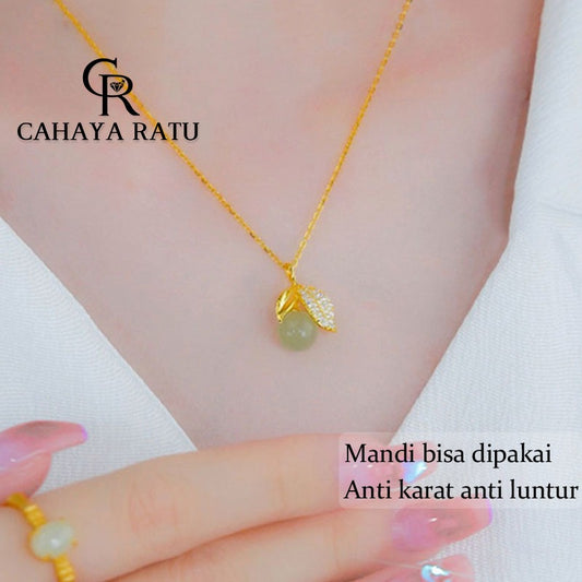 Kalung Titanium Wanita Giok Hetian Daun Keberuntungan Berlian Emas 18K Anti Karat Fashion Aksesoris Perhiasan Necklace